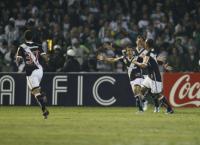 Jogadores comemoram gol de Alecsandro