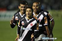 Jogadores comemoram gol de Eder Luis