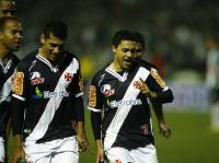 Jogadores comemoram gol de Eder Luis