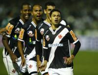 Jogadores comemoram gol de Eder Luis