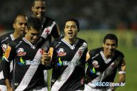 Jogadores comemoram gol de Eder Luis