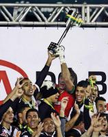 Jogadores levantam a taa