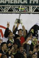 Jogadores levantam a taa