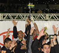 Jogadores levantam a taa