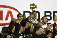 Jogadores levantam a taa