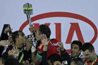 Jogadores levantam a taa