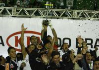 Jogadores levantam a taa