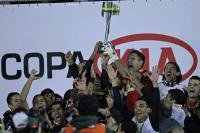 Jogadores levantam a taa