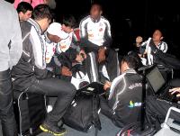 Campees jogam cartas enquanto esperam embarque