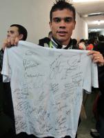 Bernardo exibe camisa especial que jogou por baixo do uniforme