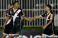 Jogadores comemoram gol de Elton