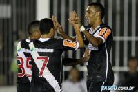 Jogadores comemoram gol de Elton