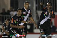 Jogadores comemoram gol de Ded