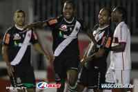 Jogadores comemoram gol de Ded