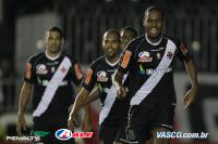 Jogadores comemoram gol de Ded