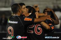 Jogadores comemoram gol de Ded