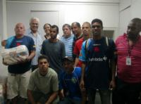 No dia do amigo, vascanos doam cestas bsicas para os atletas do paraolmpico