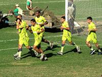 Grama sendo retirada perto de um dos gols de So Janurio