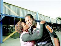 Ded ganha beijo da me, dona Lena: Jogador revelado pelo Voltao chega  seleo