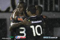 Jogadores comemoram gol de Ded