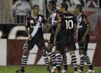 Jogadores comemoram gol de Ded