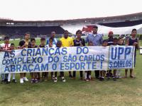 Crian�as da UPP de S�o Carlos no gramado