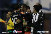 Jogadores comemoram gol de Ded