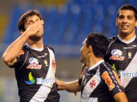 Jogadores comemoram gol de Juninho