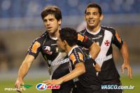 Jogadores comemoram gol de Juninho