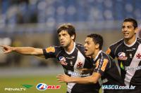 Jogadores comemoram gol de Juninho