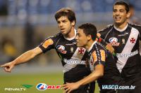 Jogadores comemoram gol de Juninho