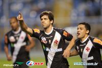 Jogadores comemoram gol de Juninho