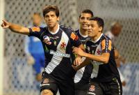 Jogadores comemoram gol de Juninho