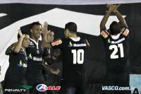 Jogadores comemoram gol de Elton