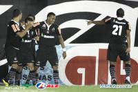 Jogadores comemoram gol de Elton