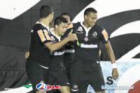 Jogadores comemoram gol de Elton