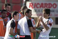 Jogadores comemoram gol de Juninho