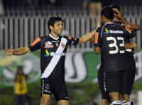 Jogadores comemoram gol de Romulo