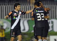 Jogadores comemoram gol de Romulo