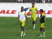 Allan reclama marcao do rbitro Ded durante o racho