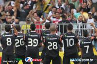 Jogadores comemoram gol de Ded