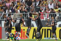 Jogadores comemoram gol de Ded