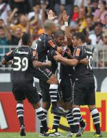 Jogadores comemoram gol de Ded