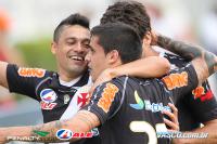 Jogadores comemoram gol de Fagner