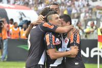 Jogadores comemoram gol de Fagner