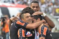 Jogadores comemoram gol de Fagner