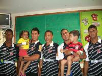 Juniores do Vasco visitam crianas no Hospital Salgado Filho