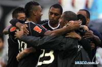 Jogadores comemoram gol de Elton