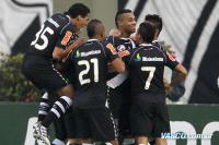 Jogadores comemoram gol de Elton