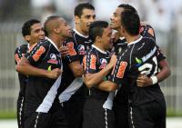 Jogadores comemoram gol de Elton